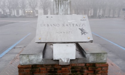 Alessandria: ripulita la statua di Urbano Rattazzi in piazza della Libertà