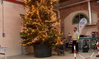 Alessandria, il centro vaccinale Caserma Valfrè ha il suo albero di Natale