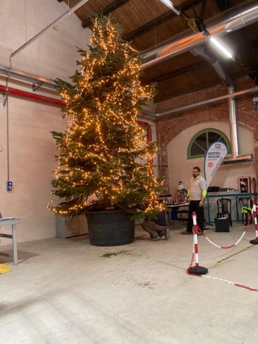 Alessandria, il centro vaccinale Caserma Valfrè ha il suo albero di Natale