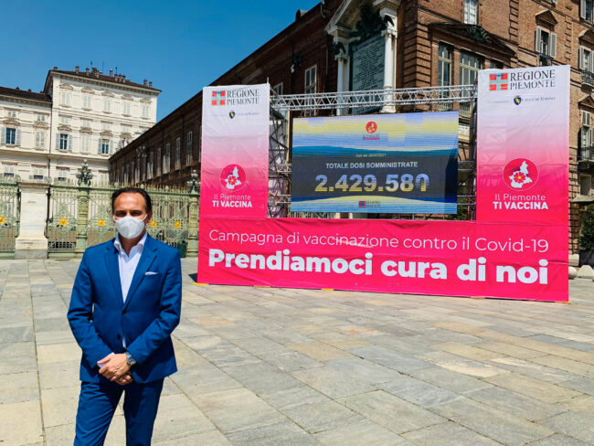 Danneggiato il maxischermo vaccini della Regione Piemonte: fermato il responsabile