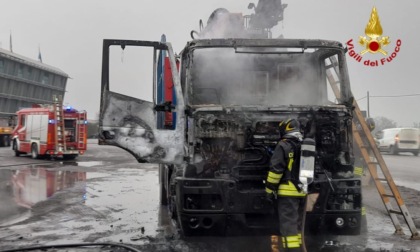Autocarro carico di materiale da inviare al macero prende fuoco, i Vigili del Fuoco evitano il peggio