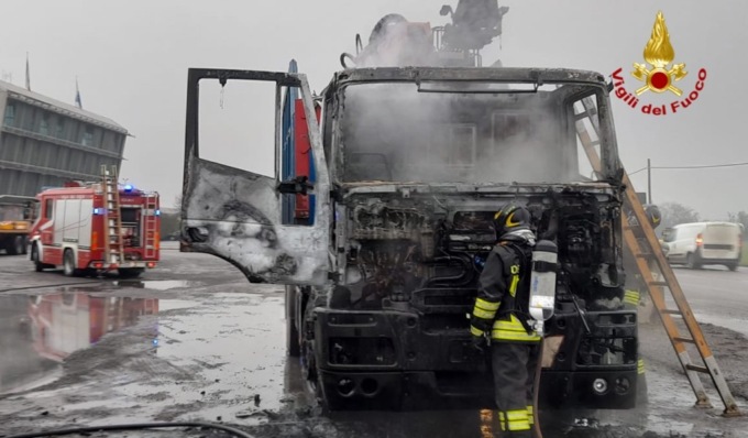 Autocarro carico di materiale da inviare al macero prende fuoco, i Vigili del Fuoco evitano il peggio