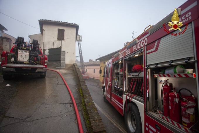 Montecastello: esplode bombola gpl e un tetto va a fuoco