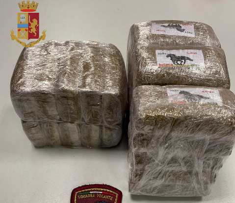 Torino: in auto con oltre 2 kg e mezzo di hashish, arrestato