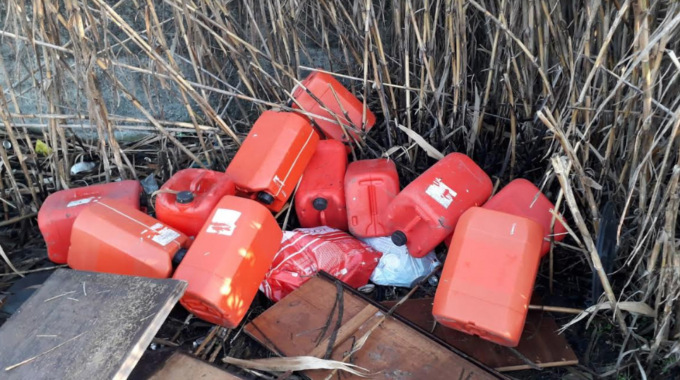 Tortona: bidoni di olio industriale abbandonati vicino alla ferrovia