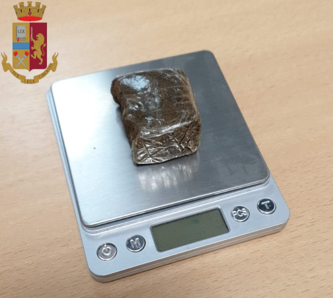 Vende hashish ai ragazzini in stazione a Lavagna, arrestato 30enne
