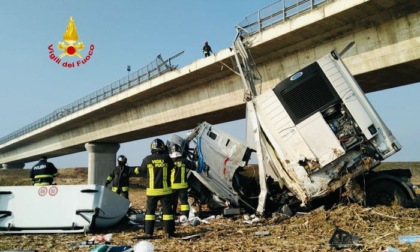 Scontro frontale a Borgo Vercelli: tir precipita dalla tangenziale, un morto