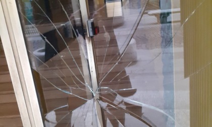 Atti vandalici in via Caniggia ad Alessandria: spaccata vetrata di un palazzo