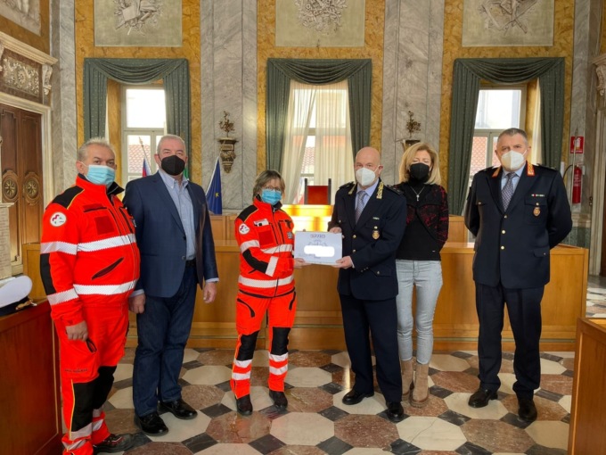 Valenza: consegnati alla Polizia locale gli attestati del corso di primo soccorso Avis