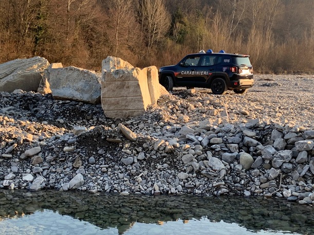 Preleva acqua abusivamente dal torrente Gattola a Frassineto Po