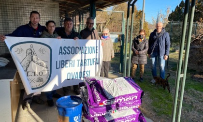 L'Associazione Liberi Tartufai Ovadesi dona 12 sacchi di cibo al canile di Acqui Terme