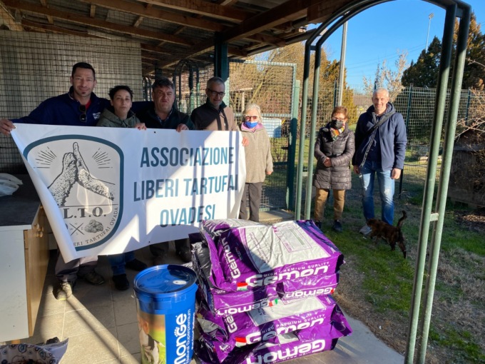 L’Associazione Liberi Tartufai Ovadesi dona 12 sacchi di cibo al canile di Acqui Terme