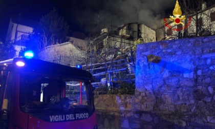 Incendio in un'abitazione a Trensasco: Vigili del Fuoco ancora sul posto