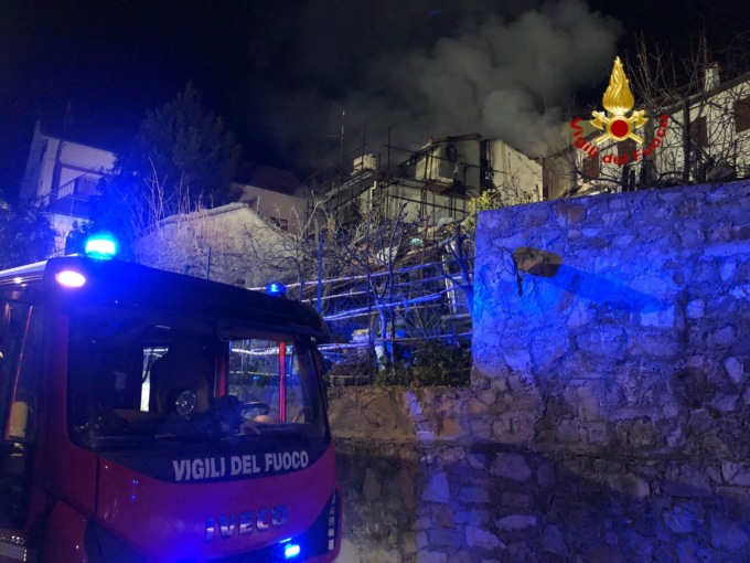 Incendio in un’abitazione a Trensasco: Vigili del Fuoco ancora sul posto