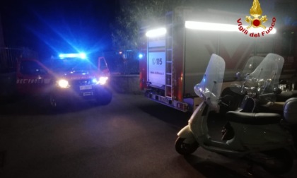 Incendio nella notte in un appartamento a Genova: salvato giovane