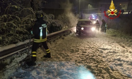 Auto bloccata a Borgo Fornari a causa della neve, intervengono i vigili del fuoco