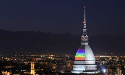 Torino, solidarietà Ucraina: i colori della bandiera della pace sulla Mole Antonelliana