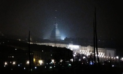 Torino: Mole Antonelliana spenta contro l'aumento dei costi dell'energia