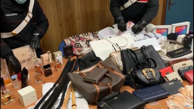 Torino: furti seriali a negozi e anziani, tra gli arresti un latitante ricercato dal 2015