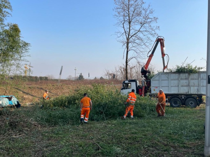 Villaretto, ultimata oggi la pulizia della scarpata lungo la strada comunale
