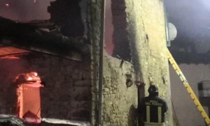 Costa Vescovado, Vigili del Fuoco impegnati con incendio in porticato