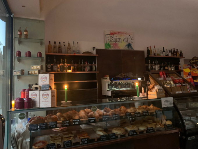 Commercianti lavorano a lume di candela contro il caro-bollette