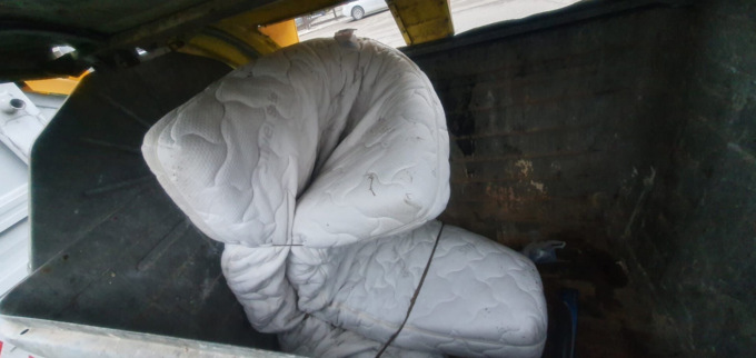 Valenza: scarica in un cassonetto non idoneo un materasso. Scoperto e sanzionato dalla Polizia locale