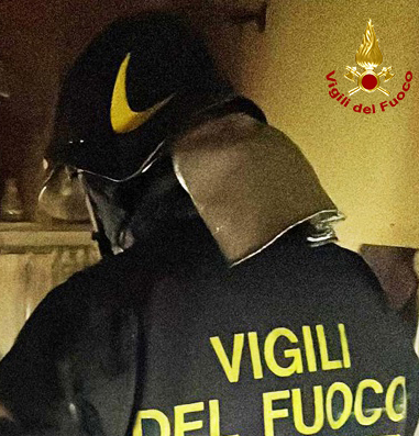 Appartamento in fiamme: una persona coinvolta