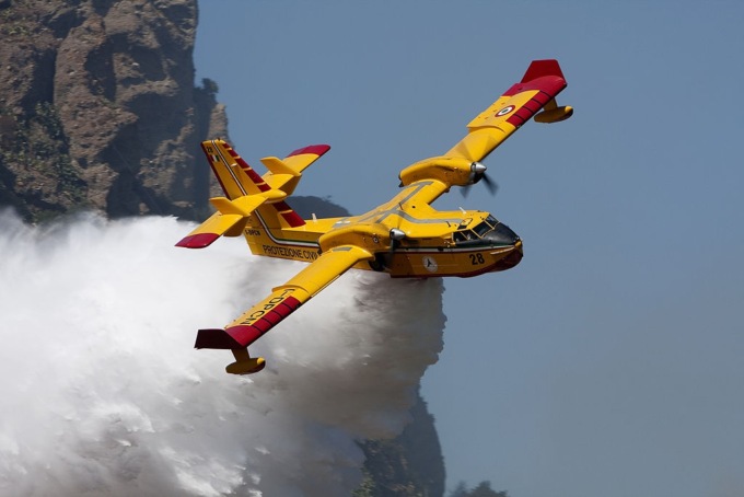 Vasto incendio boschivo sul monte Ramaceto nel Tigullio: in azione anche due canadair