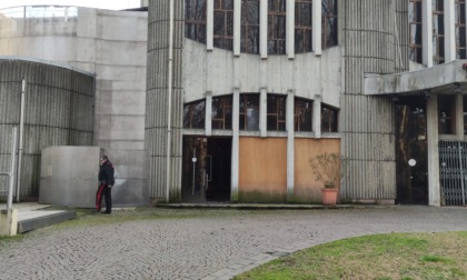 Alessandria, anonimo sfonda la porta d'accesso in vetro ed entra al Teatro Marini