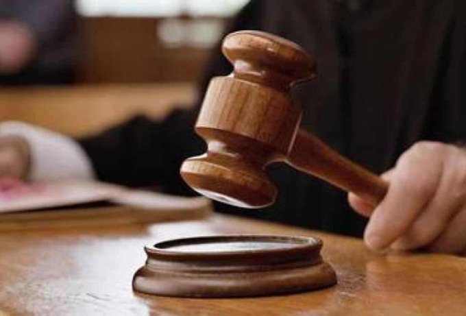 Entra nel letto della figliastra di 10 anni e abusa di lei. Condannato a 5 anni di carcere