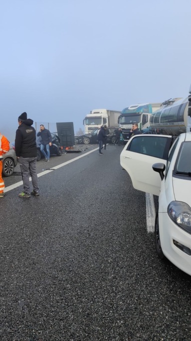 Maxi tamponamento sulla A26: due morti e una decina di feriti