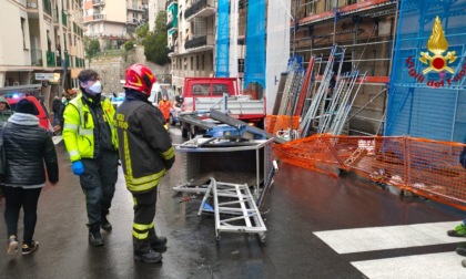Genova, i vigili del fuoco sono intervenuti per il distacco di un cestello elevatore