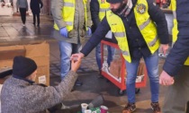 I volontari di Torino Tricolore portano pasti caldi ai senzatetto