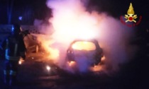 Auto parcheggiata prende fuoco, le fiamme si estendono a una seconda vettura