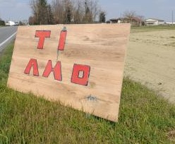 Romantici di strada: una scritta TI AMO è apparsa lungo la provinciale 50