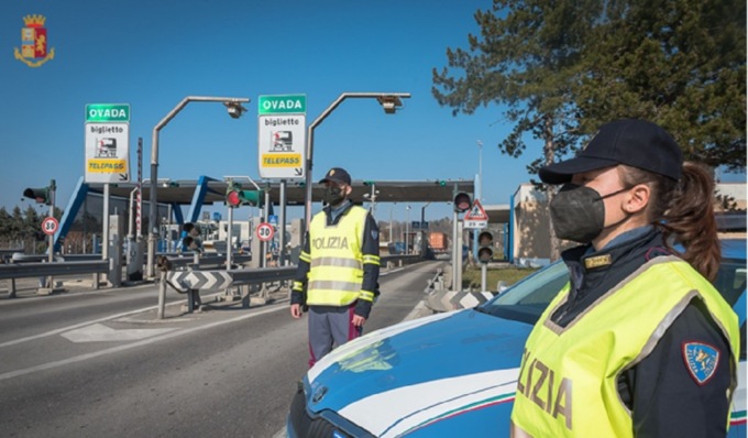 In viaggio da giorni senza soldi e viveri, famiglia ucraina soccorsa dalla Polizia