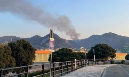 Genova, incendio scoppiato nella discarica di Scarpino