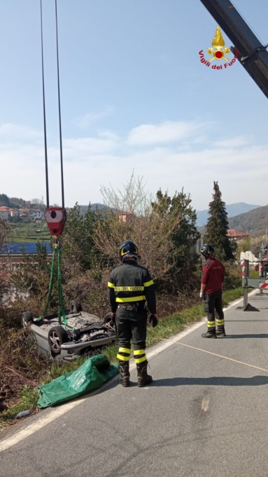 Sant’Olcese, perde il controllo della vettura che esce fuori strada. Immediati i soccorsi