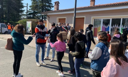 Mornese: i grigi Prestia e Kolaj consegnano le borracce agli alunni delle scuole