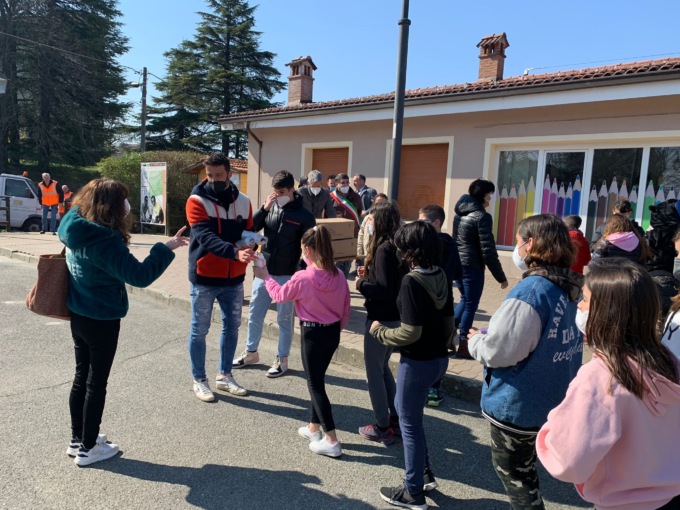 Mornese: i grigi Prestia e Kolaj consegnano le borracce agli alunni delle scuole