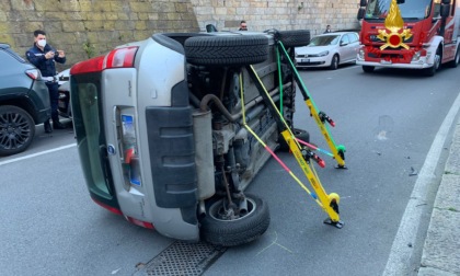 Genova: perde il controllo dell’auto e si ribalta, vigili del fuoco sul posto