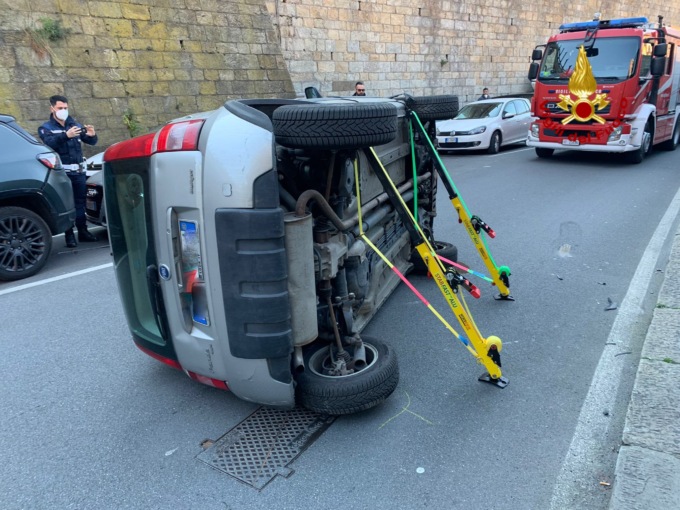 Genova: perde il controllo dell’auto e si ribalta, vigili del fuoco sul posto