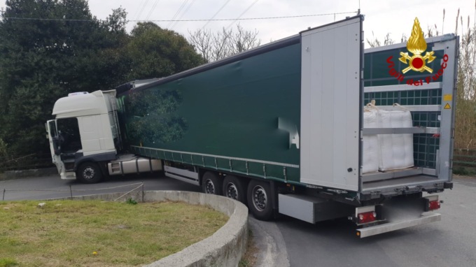 Genova: camion incastrato in una curva, l’intervento dei Vigili del Fuoco