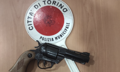 Torino: semina il panico con una pistola giocattolo, denunciato