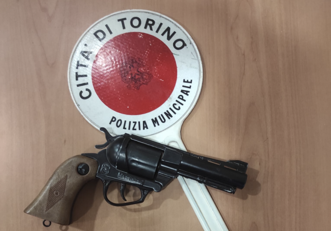 Torino: semina il panico con una pistola giocattolo, denunciato