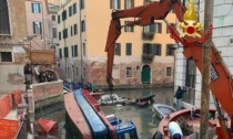 Sbagliano a spostare il carico e la barca affonda in mezzo ai canali di Venezia