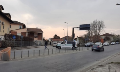 Alessandria: rimorchio perde parte del carico alla rotonda di via Giordano Bruno