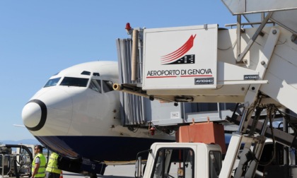 Genova, riaperto l'aeroporto dopo interventi su pista, profughi su primo aereo