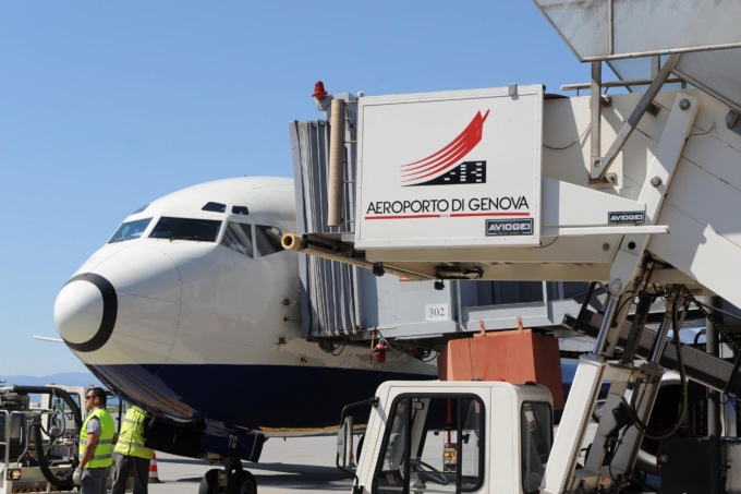Genova, riaperto l’aeroporto dopo interventi su pista, profughi su primo aereo
